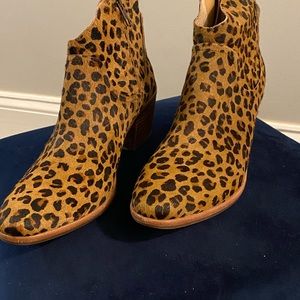 UGG Kingsburg bootie New never worn